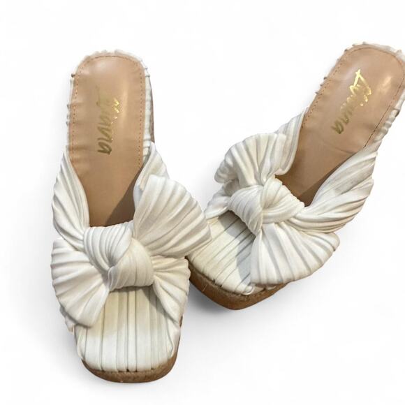 White and cream flat wedge - Picture 1 of 6